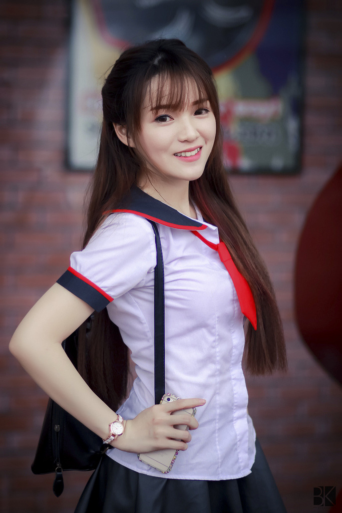 伸进大胸老师里面挤奶